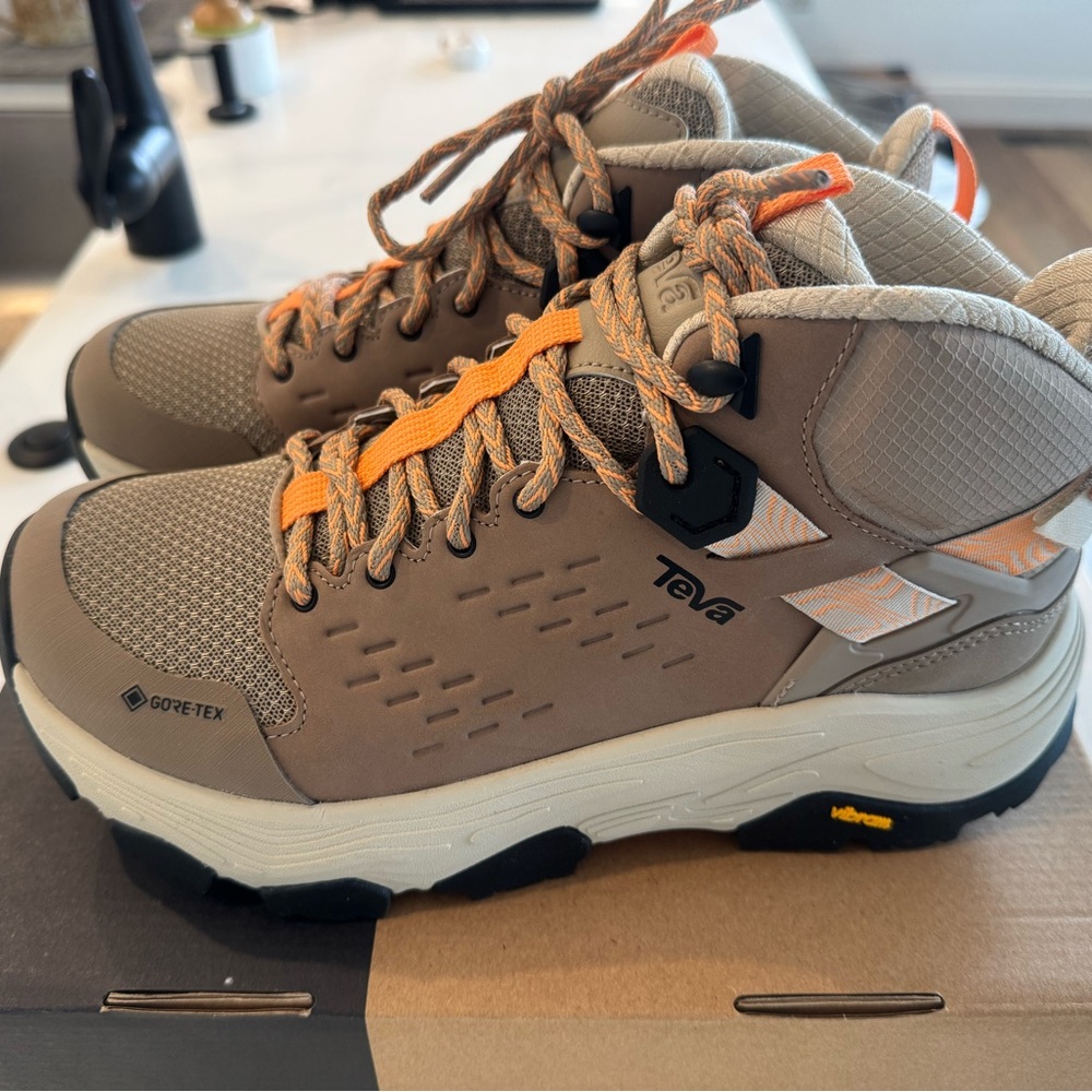 Women's Teva Grandview Max GORE-TEX Hiking Boot Brand New in box size 9.